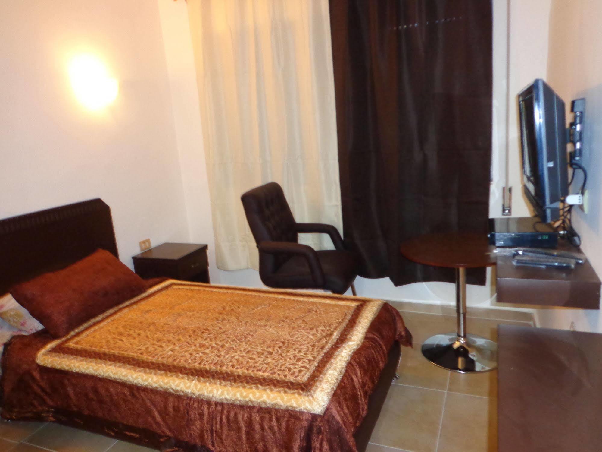 Al Fawanes Hotel Apartments อัมมาน ภายนอก รูปภาพ