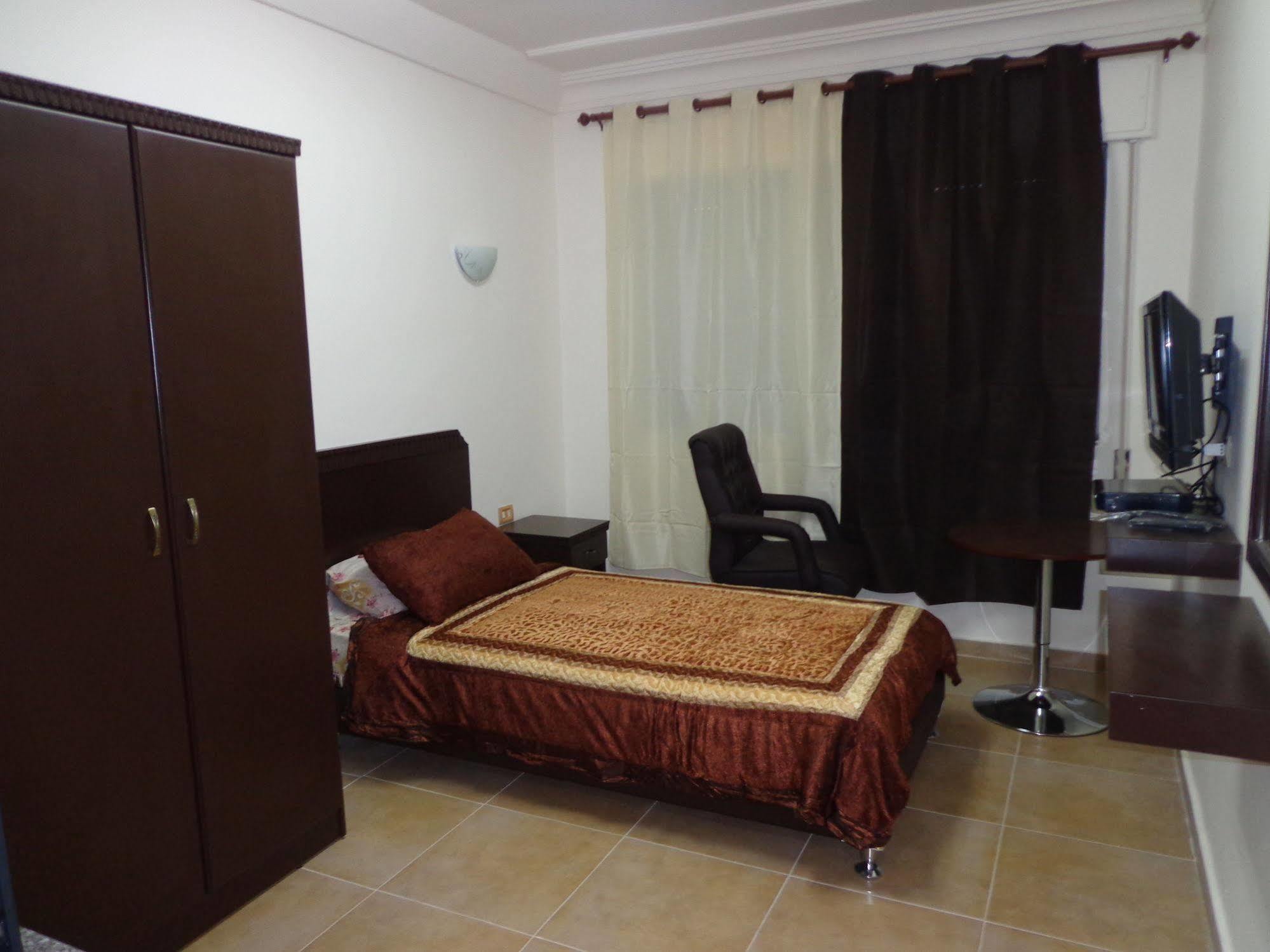 Al Fawanes Hotel Apartments อัมมาน ภายนอก รูปภาพ
